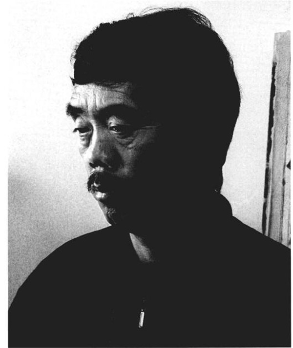 素描四分之三顶侧光线男中年肖像