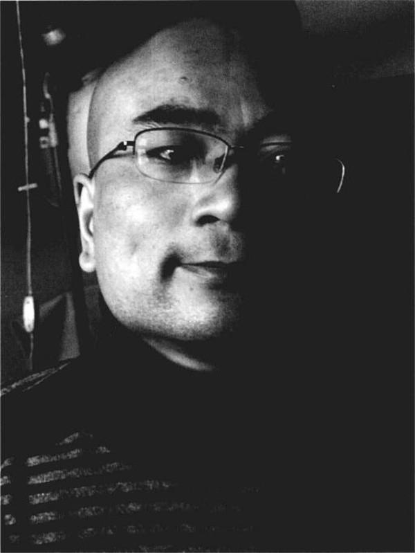 素描戴眼镜的中年男子正面肖像