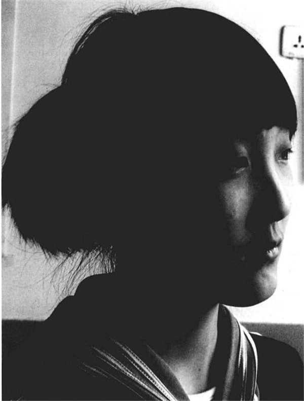 素描四分之三女青年肖像