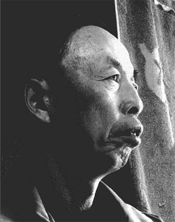 素描四分之三老年男子肖像