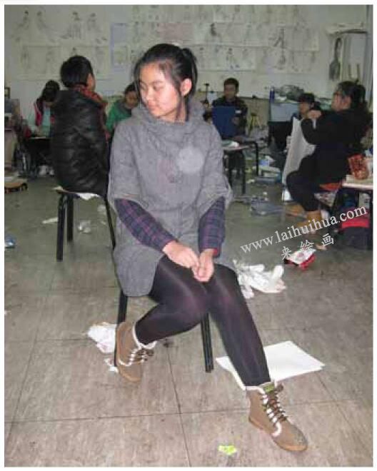 静态坐姿女青年高分线描速写步骤图解01