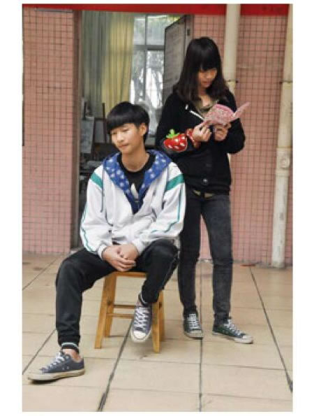 男女青年站坐组合0.7签字笔速写画法